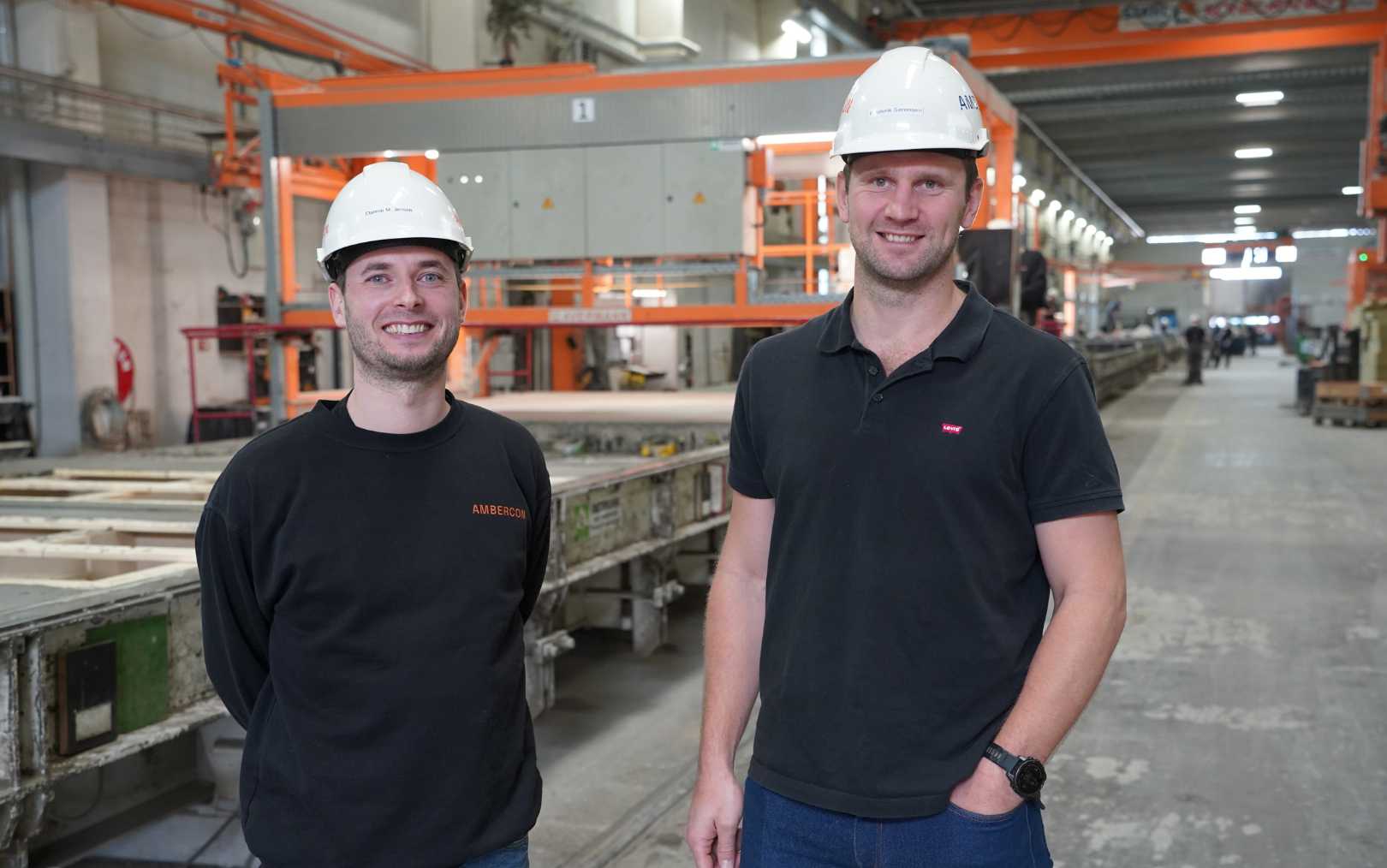 Dannie, der læser til energiteknolog på Erhvervsakademi Dania i Randers, står sammen med sin praktikansvarlige Frederik fra Ambercon