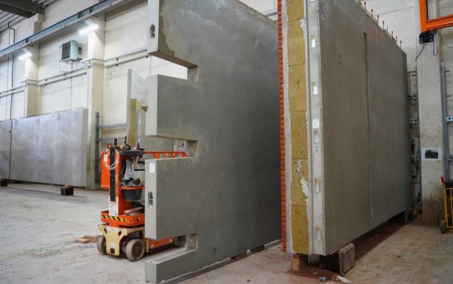 Dannie, der læser til energiteknolog på Erhvervsakademi Dania i Randers, er i praktik ved betonstøberiet Ambercon, der laver elementer til byggeriet