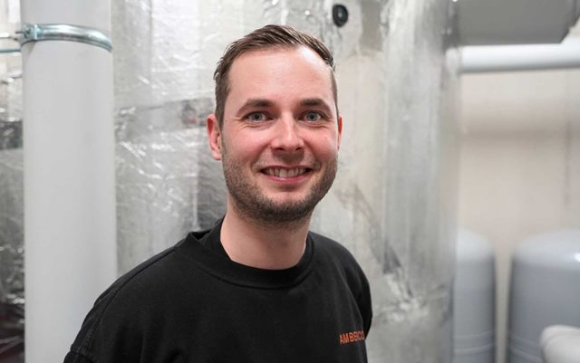 Dannie, der læser til energiteknolog på Erhvervsakademi Dania i Randers, smiler til dig