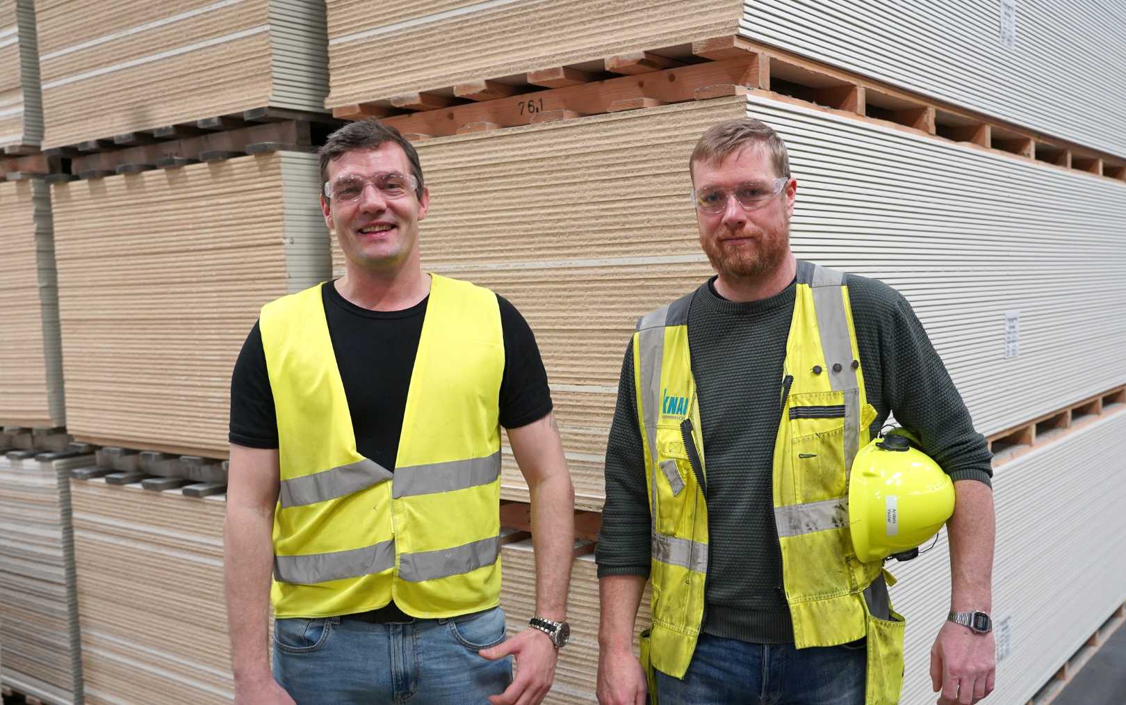 Praktikvejleder fra Knauf Anders og Krystian, der læser til produktionsteknolog på Erhvervsakademi Dania, smiler