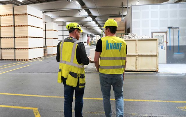 Praktikvejleder fra Knauf Anders og Krystian, der læser til produktionsteknolog på Erhvervsakademi Dania, går i produktionen