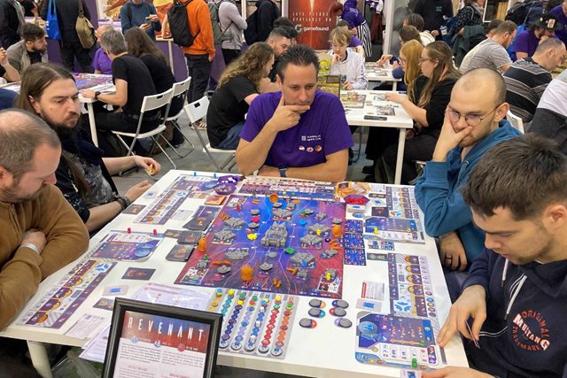 Allan Kirkeby, underviser på Erhvervsakademi Dania, har lavet sit eget brætspil og her sidder nogen, der spiller det