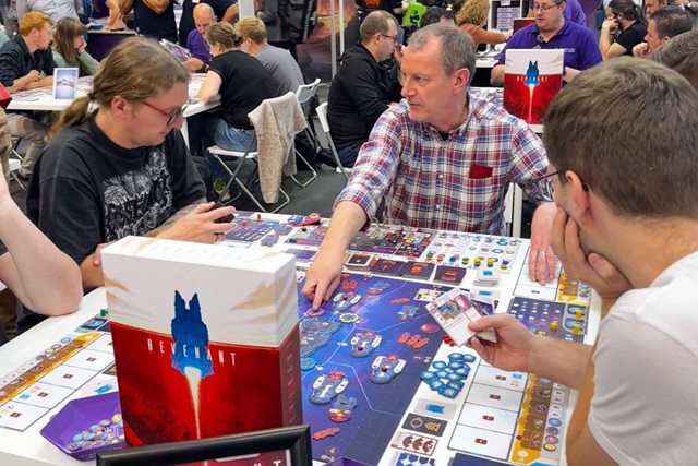 Allan Kirkeby, underviser på Erhvervsakademi Dania, har lavet sit eget brætspil og her sidder han med nogen, der spiller det