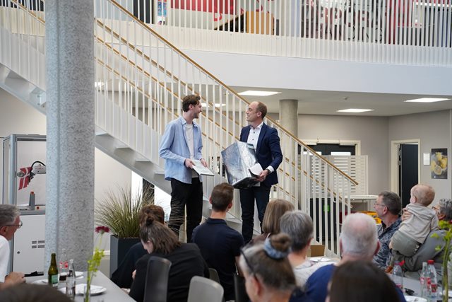 Marc modtager Tekniq-prisen af Thomas Nejsum fra ELCON, der også er el-installatør fra Erhvervsakademi Dania