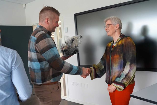 Joan, der har undervist på produktionsteknolog-uddannelsen på Erhvervsakademi Dania i Randers, får gave af en studerende