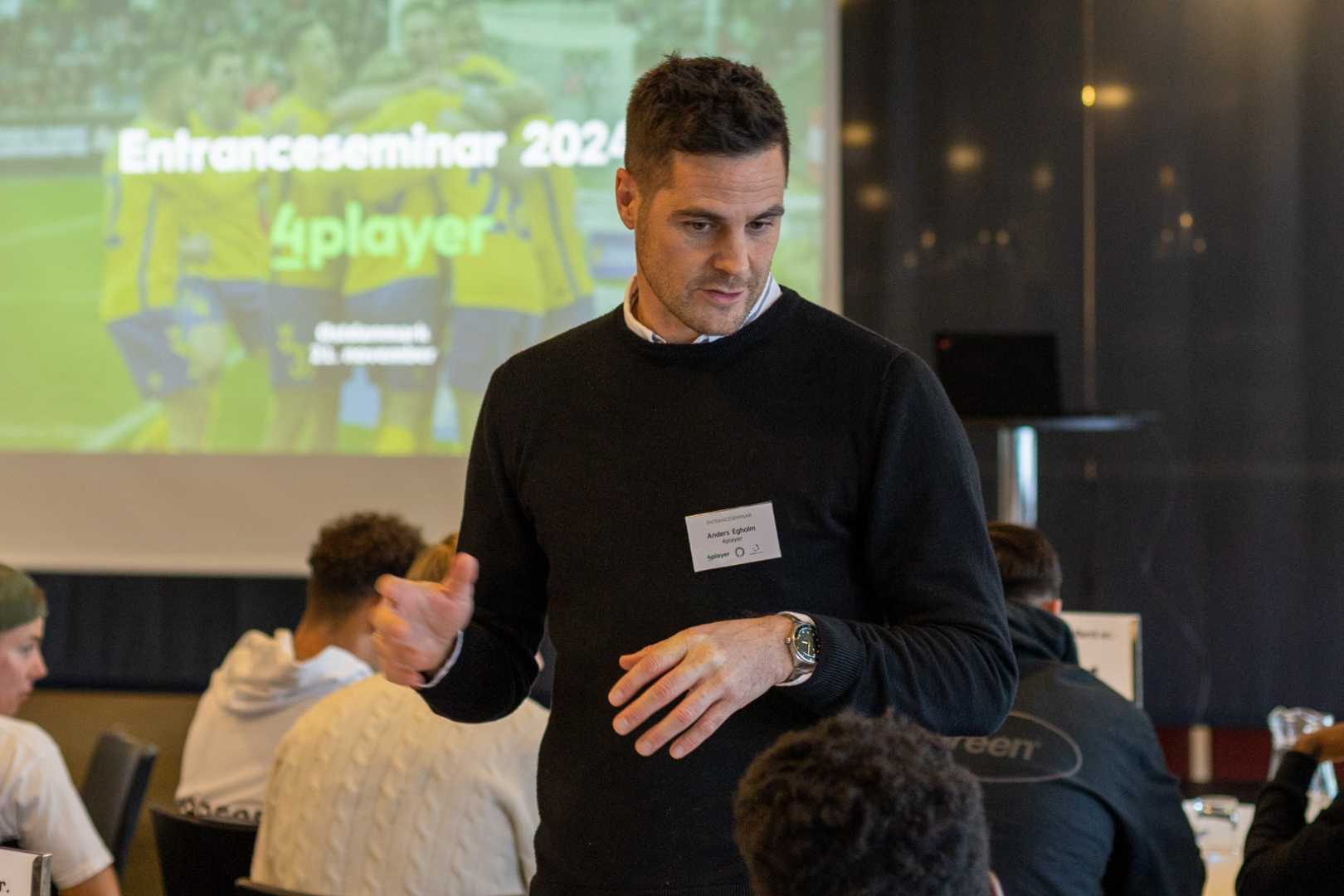 Anders fra 4Player snakker med en person til en konference
