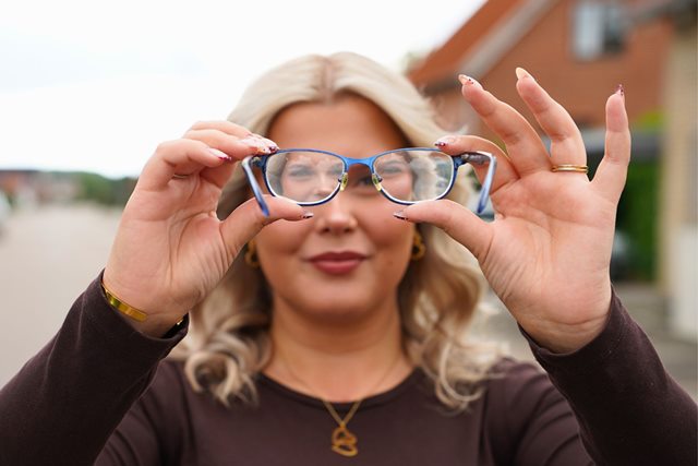 Isabella står på gaden i Holstebro og kigger på briller, fordi hun har søgt ind som optometrist på Erhvervsakademi Dania i Randers