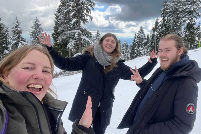 Et par timers kørsel fra millionbyen kan man stå på ski i bjergene.