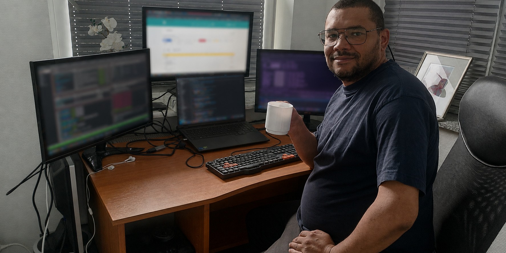 Thor Bonde, modtager af legat på 30.000 kr, sidder ved sin computer
